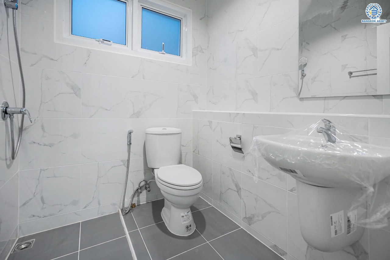 บ้านมือสองตกแต่งใหม่ แบรนด์ LH โครงการ ชัยพฤกษ์ วัดลาดปลาดุก ตอบโจทย์ทุกการอยู่อาศัย เนื้อที่ 60 ตร.ว. พื้นที่ใช้สอยมากถึง 198.96 ตร.ม. ฟังก์ชัน 3 ห้องนอน 3 ห้องน้ำ จอดรถได้ 2 คัน บนทำเลดีที่สุด! ใกล้เซ็นทรัลเวสต์เกต ทางด่วน "กาญจนาภิเษก" และรถไฟฟ้าสายสีม่วง "สถานีคลองบางไผ่"